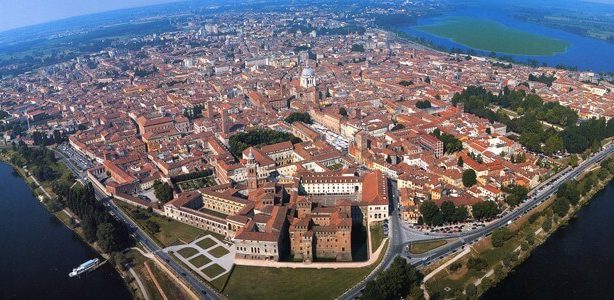 Vista aerea della città di Mantova