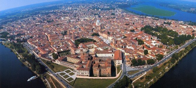Vista aerea della città di Mantova